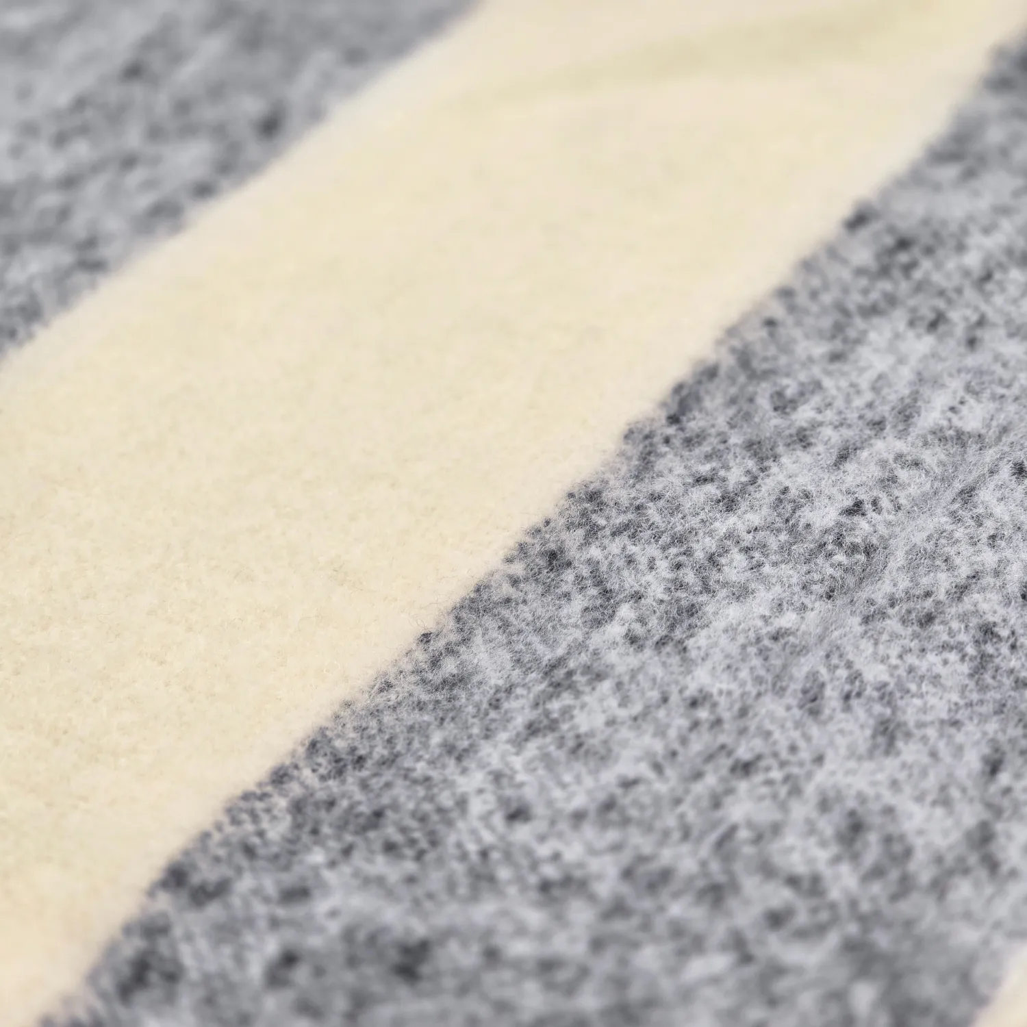 Filtar - Pläd i ullmix - Beatriz Stripe (svart/vit)