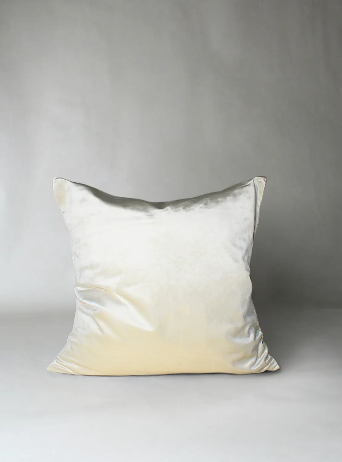 Kuddfodral Marlyn i sammet (offwhite)